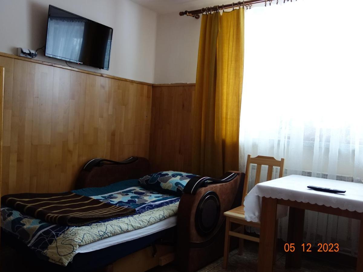 Dom Mlodziezowy W Polanie Apartment Serednie Male Exterior photo